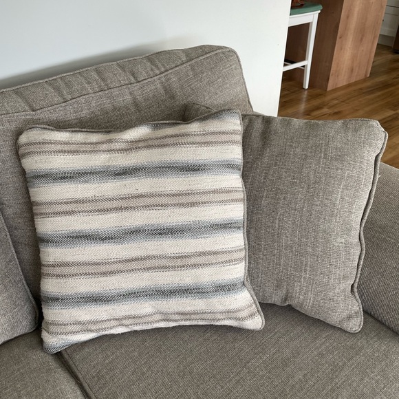 2 reversible throw pillows - Picture 1 of 2